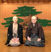 左から三遊亭竜楽、野村万作。