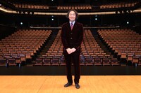 「彩の国さいたま芸術劇場・埼玉会館 2024年度ラインナップ発表会見」より、近藤良平。（撮影：宮川舞子）