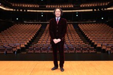 「彩の国さいたま芸術劇場・埼玉会館 2024年度ラインナップ発表会見」より、近藤良平。（撮影：宮川舞子）