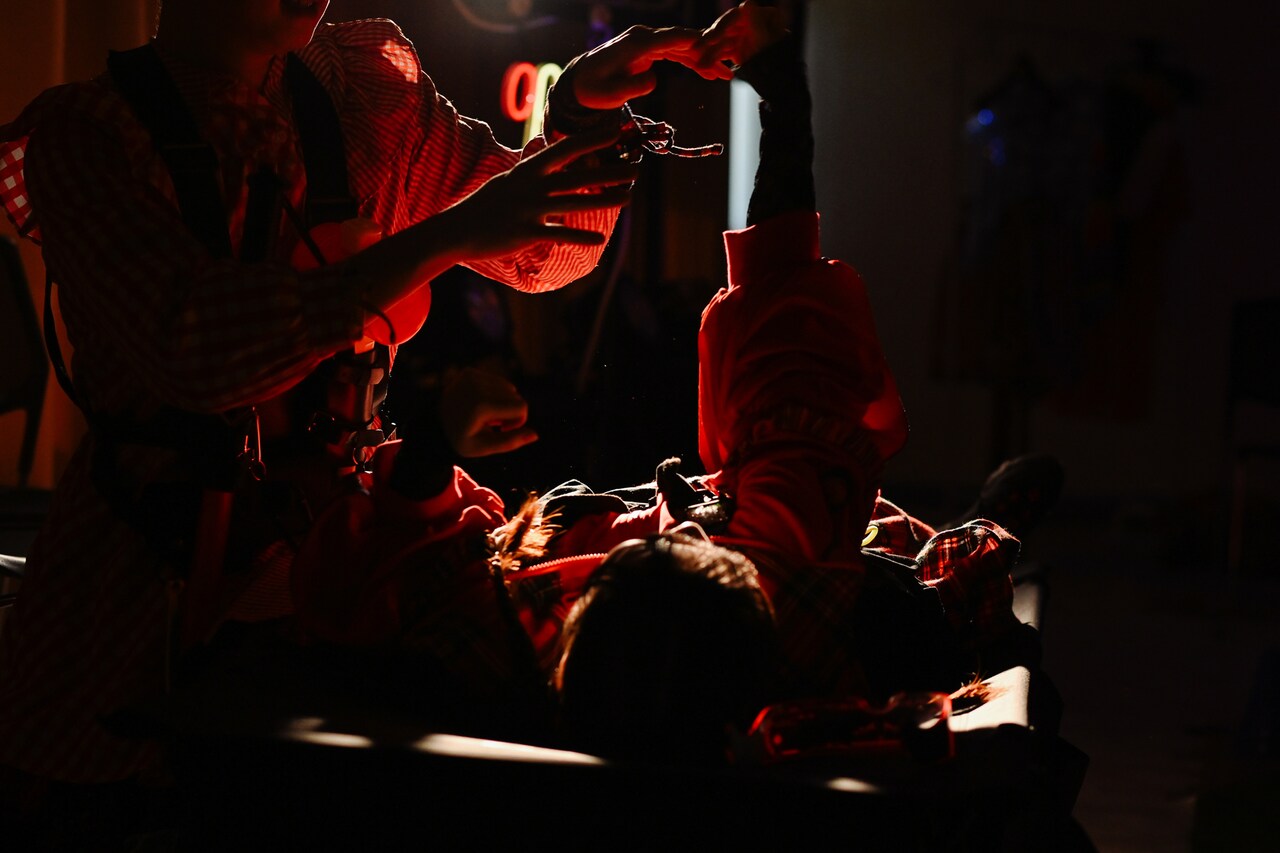 TeXi's「Oh so shake it!」スタート、葬式を題材に“なんとか生きてみよう”描く