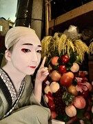 熊襲兄弟に贈られた、おいしそうなフルーツたち。米吉が指差す先には……。