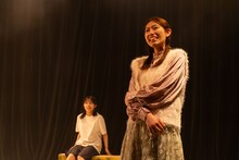 排気口「光だと気づいた順に触れる指たち」より。