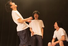 排気口「光だと気づいた順に触れる指たち」より。