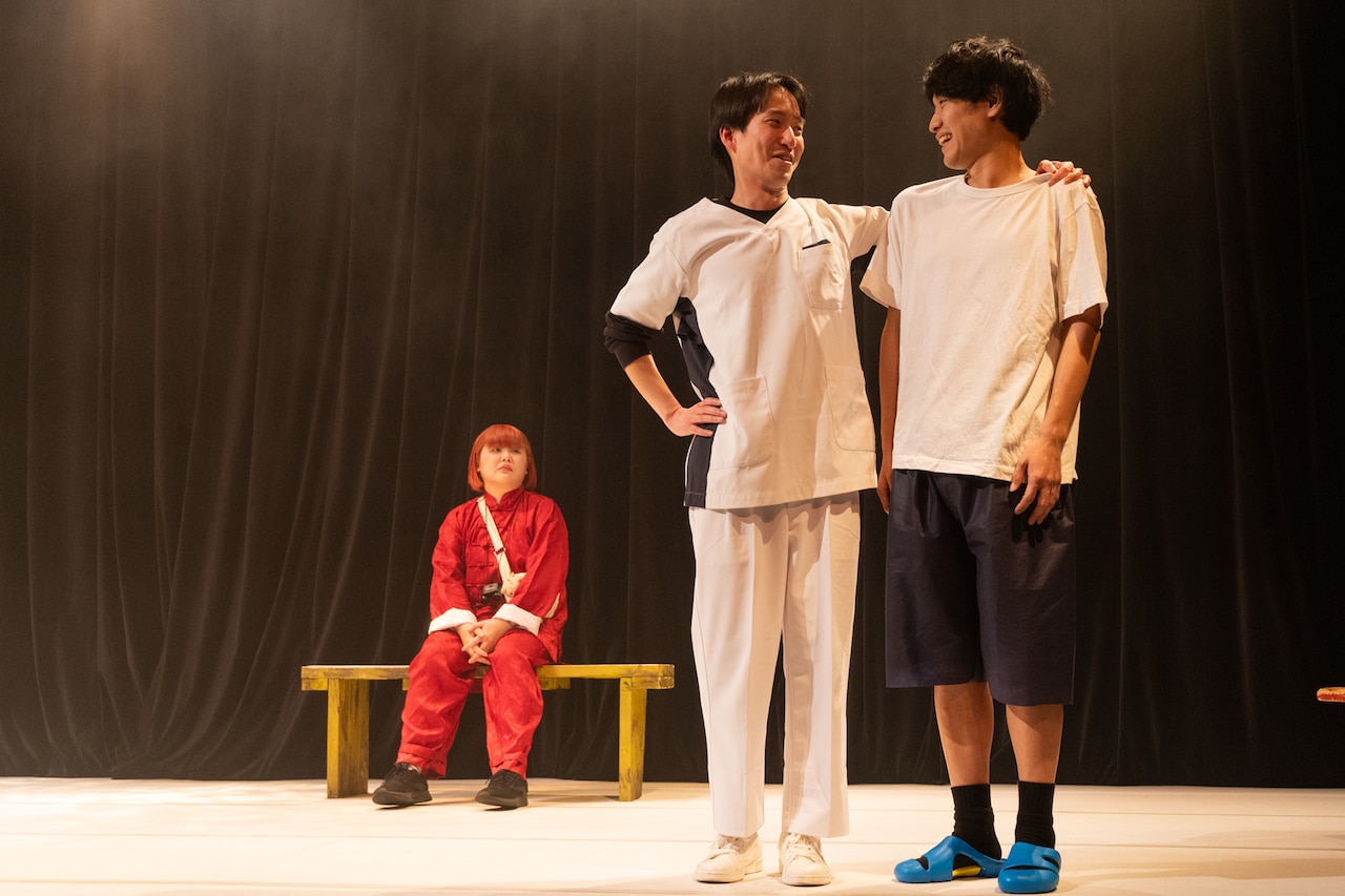 排気口の新作公演開幕、菊地穂波「光溢れる屋上に流れる生と死の時間を観てください」