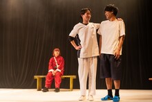 排気口「光だと気づいた順に触れる指たち」より。