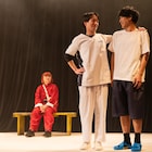 排気口の新作公演開幕、菊地穂波「光溢れる屋上に流れる生と死の時間を観てください」