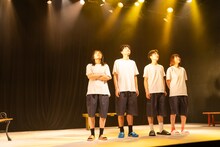 排気口「光だと気づいた順に触れる指たち」より。