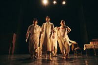 カンパニーデラシネラ 新作公演「the sun」より。（撮影：鈴木穣蔵）