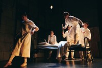 カンパニーデラシネラ 新作公演「the sun」より。（撮影：鈴木穣蔵）