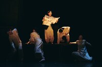 カンパニーデラシネラ 新作公演「the sun」より。（撮影：鈴木穣蔵）