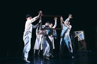 カンパニーデラシネラ 新作公演「the sun」より。（撮影：鈴木穣蔵）