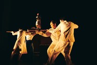 カンパニーデラシネラ 新作公演「the sun」より。（撮影：鈴木穣蔵）