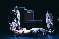 カンパニーデラシネラ 新作公演「the sun」より。（撮影：鈴木穣蔵）