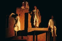 カンパニーデラシネラ 新作公演「the sun」より。（撮影：鈴木穣蔵）