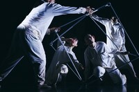 カンパニーデラシネラ 新作公演「the sun」より。（撮影：鈴木穣蔵）