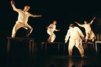 カンパニーデラシネラ 新作公演「the sun」より。（撮影：鈴木穣蔵）