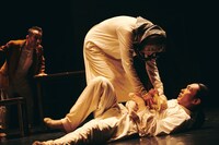 カンパニーデラシネラ 新作公演「the sun」より。（撮影：鈴木穣蔵）