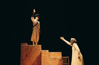 カンパニーデラシネラ 新作公演「the sun」より。（撮影：鈴木穣蔵）