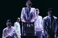 カンパニーデラシネラ 新作公演「the sun」より。（撮影：鈴木穣蔵）