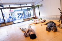 涌田悠企画 新作公演《じっくりとみんなでつくる短歌deダンス》vol.2「ヤッホー、跳べば着く星」より。（撮影：前澤秀登）