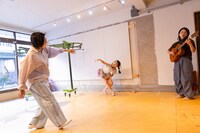 涌田悠企画 新作公演《じっくりとみんなでつくる短歌deダンス》vol.2「ヤッホー、跳べば着く星」より。（撮影：前澤秀登）