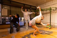 涌田悠企画 新作公演《じっくりとみんなでつくる短歌deダンス》vol.2「ヤッホー、跳べば着く星」より。（撮影：前澤秀登）