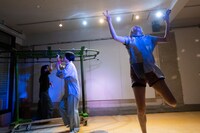 涌田悠企画 新作公演《じっくりとみんなでつくる短歌deダンス》vol.2「ヤッホー、跳べば着く星」より。（撮影：前澤秀登）