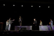「三越劇場 怪事件推理 『ステンドグラスと二つの贖罪(しょくざい)』」より。(撮影:辺見真也)