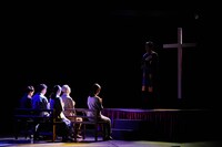 「三越劇場 怪事件推理 『ステンドグラスと二つの贖罪（しょくざい）』」より。（撮影：辺見真也）