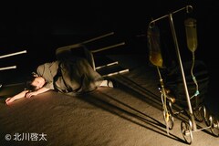 生命維持装置につながれた生徒を巡る、坂本企画の三人芝居「抱えきれない わたしを抱いて」開幕