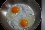 「ステンレスフライパンでの目玉焼きは慣れないと難しく、何度も失敗した」。（撮影：前川知大）