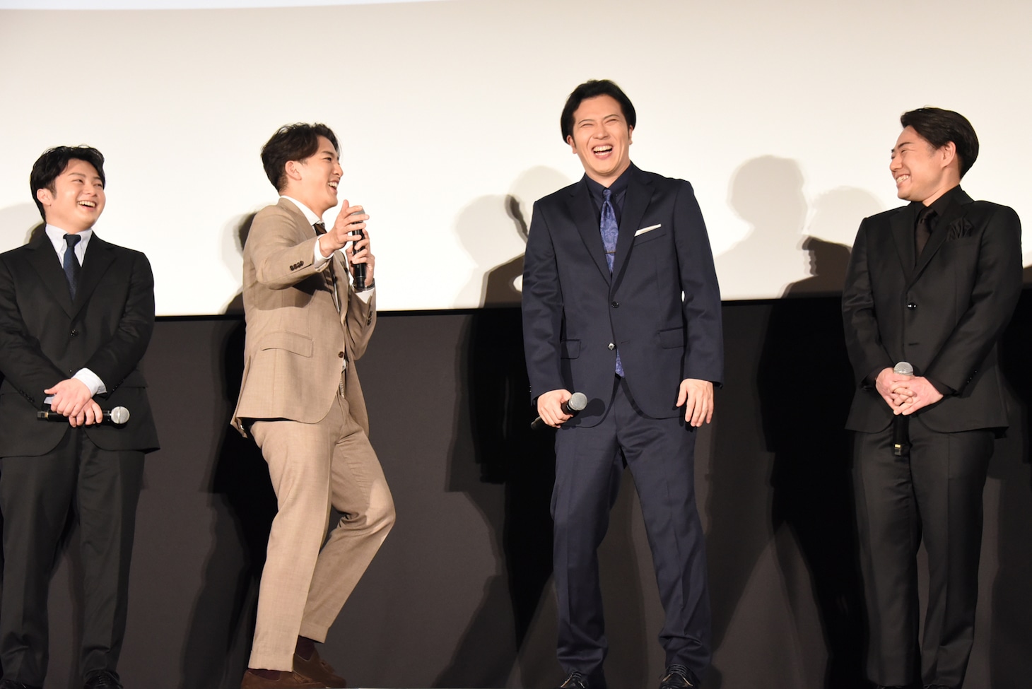 立廻りの稽古中、音楽が良すぎて泣いてしまったときの再現をする尾上右近（中央左）。