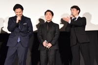 尾上松也から「今日の夜の部から、セリフ増えます」と言われたときの再現をする河合雪之丞（右）。