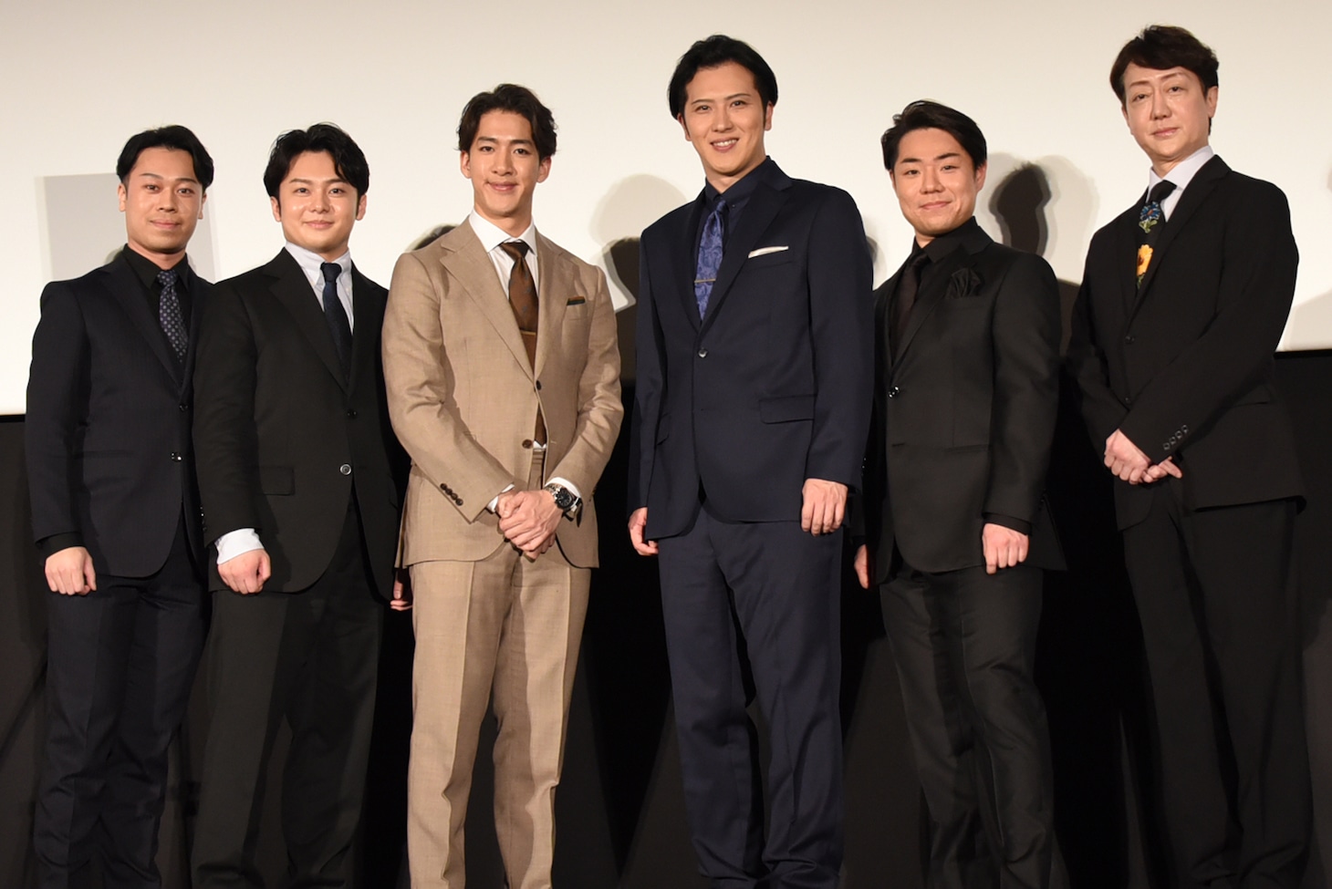 左から上村吉太朗、中村莟玉、尾上右近、尾上松也、中村鷹之資、河合雪之丞。