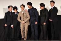 フォトセッション時、突然謎のポーズを決めた尾上右近（左から3番目）。