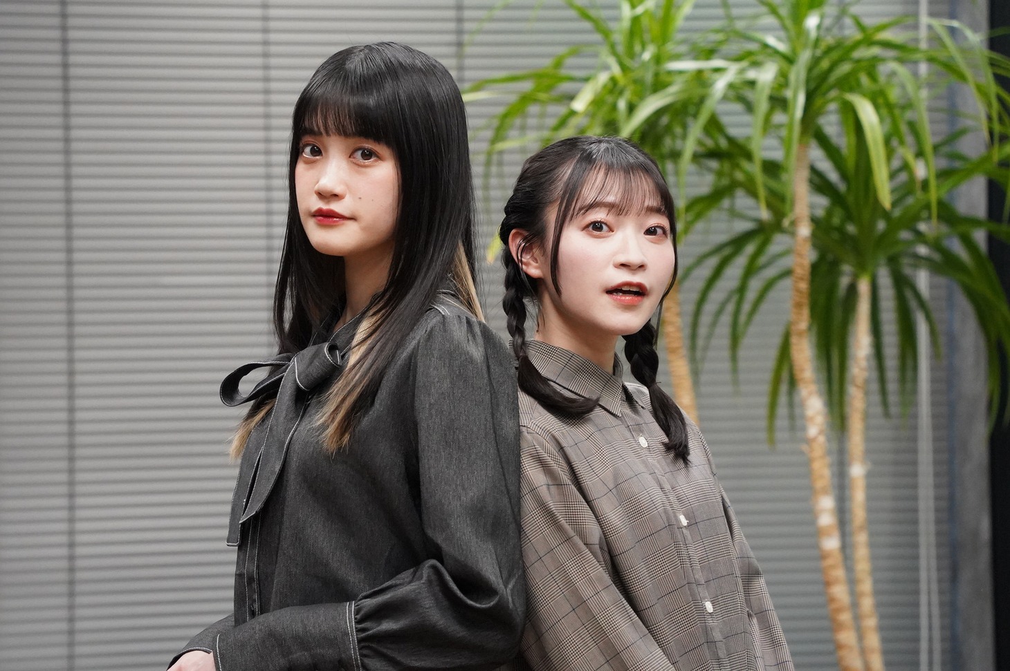 左から小泉萌香、岩田陽葵。