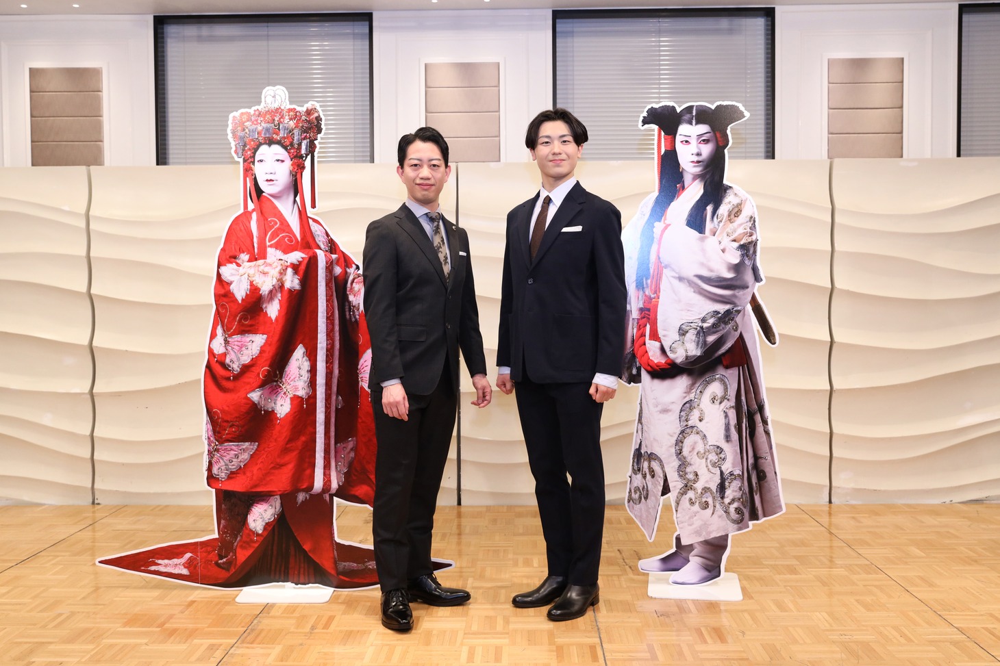 「ヤマトタケル」取材会より。左から中村壱太郎、市川團子。