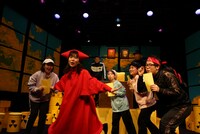 木村慧が出演した渡辺源四郎商店第38回公演「空に菜の花地に鉞」より。