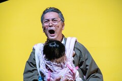 “0歳児育児に直面する60歳”描く「シングルファザーになりまして。」開幕