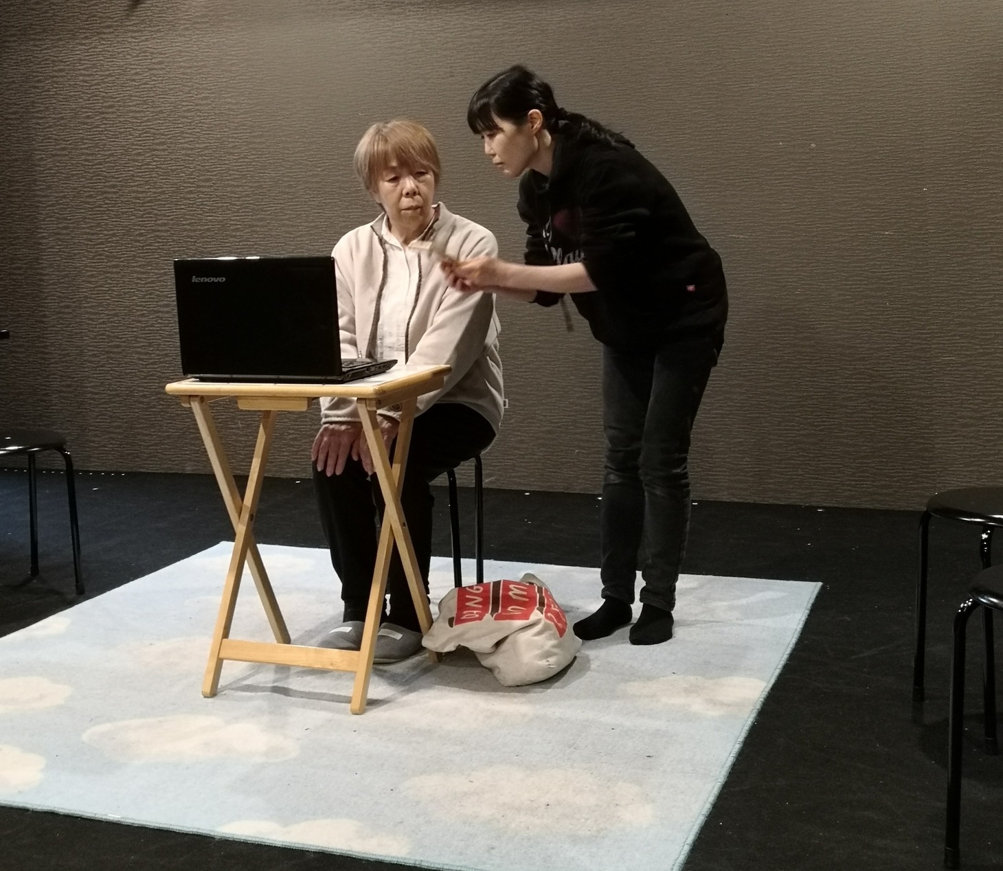製作委員会 第14回公演「すべてイーロンのせい～オフぱこ募集のその先へ～」より。