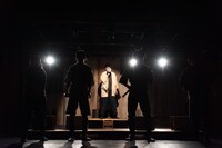 劇団 身体ゲンゴロウ 5周年公演「ナマリの銅像」より。（撮影：古池安由実）