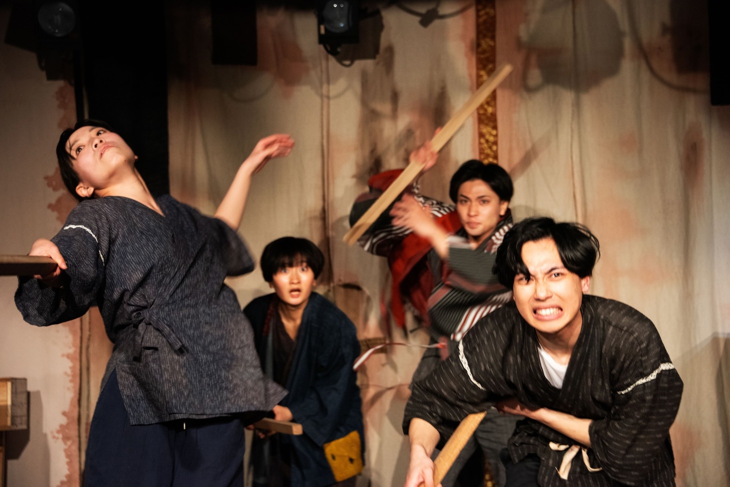 劇団 身体ゲンゴロウ 5周年公演「ナマリの銅像」より。（撮影：古池安由実）