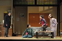 劇団青年座 第255回公演「シェアの法則」より。（撮影：坂本正郁）