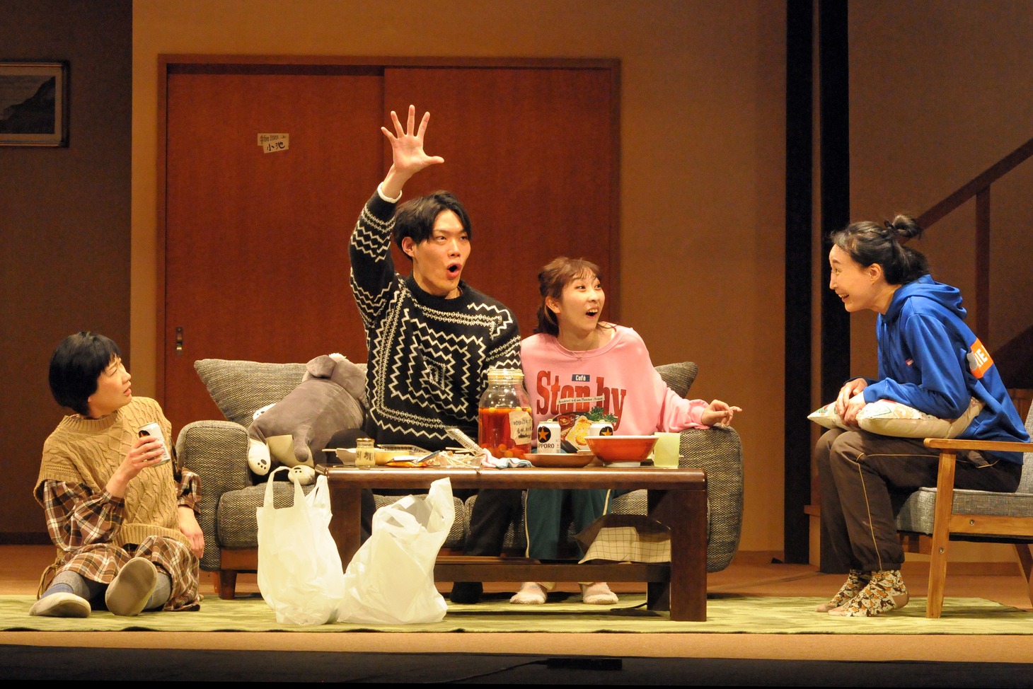 劇団青年座 第255回公演「シェアの法則」より。（撮影：坂本正郁）