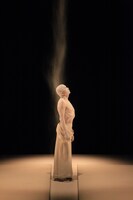 山海塾「歴史いぜんの記憶―うむすな」より。(c)Sankai Juku