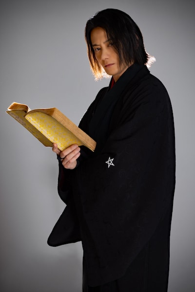 小西遼生扮する中禅寺秋彦。