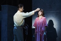 舞台「銀行強盗にあって妻が縮んでしまった事件」より。（撮影：加藤春日）