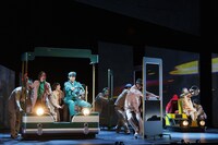 舞台「銀行強盗にあって妻が縮んでしまった事件」より。（撮影：加藤春日）