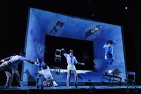 舞台「銀行強盗にあって妻が縮んでしまった事件」より。（撮影：加藤春日）