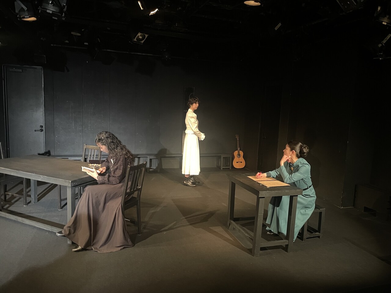 “自分らしく生きようとする”人々に着目した、ハツビロコウ「三人姉妹」開幕